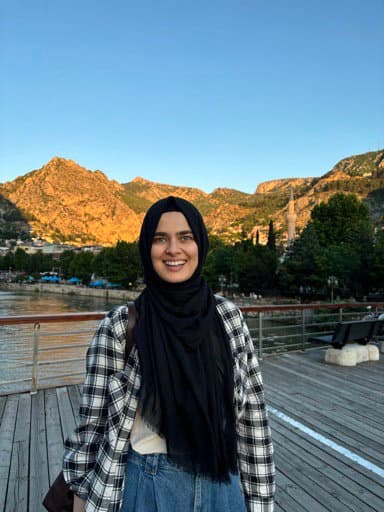 Ayşe Ş.